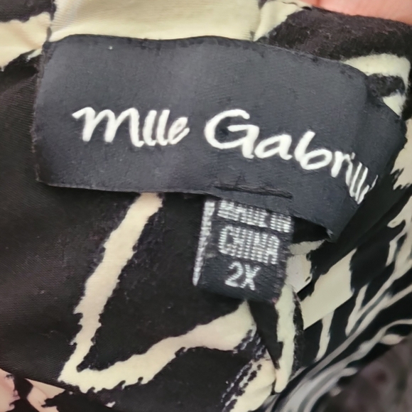 Chic Black and White Abstract Print Dress - Picture 8 of 16